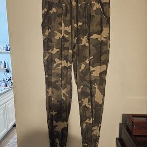 Hippie Rose Camo Cargo Joggers - Olive & Tan